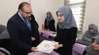 Konya İl Müftüsü, Braille alfabesiyle hazırlanmış Kur’an-ı Kerim dağıttı!