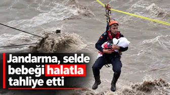 Jandarma, selde bebeği halatla tahliye etti