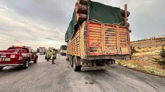 Konya’da orman emvali taşıyan araçlara sıkı denetim: Akyokuş’ta tek tek kontrol edildi