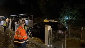 Tramvay durağına dalan otomobilin sürücüsü yaralandı