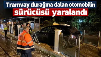 Tramvay durağına dalan otomobilin sürücüsü yaralandı