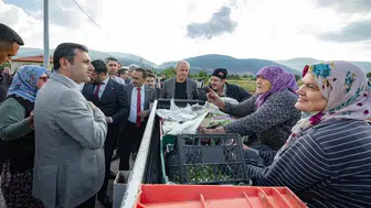 Başkan Özgökçen Akşehir’de: Tarlada hasada katıldı, hanelere misafir oldu