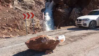 Konyalı sürücüler dikkat: Kaya parçaları koparak yola düşüyor!