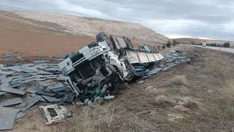 Konya–Akşehir yolunda korkutan kaza! Tır şarampole uçtu!