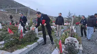 Depremde hayatını kaybedenler, mezarları başında anıldı