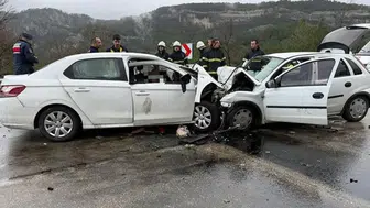 İki otomobil kafa kafaya çarpıştı; 7 ölü