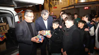 Konya'da teravih sonrası çocuklara oyuncak dağıtıldı