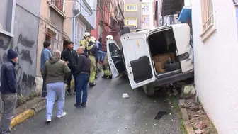 Yokuştan kayan araç binaya çarptı