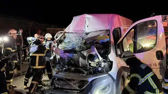 Kamyonet park halindeki TIR’a çarptı