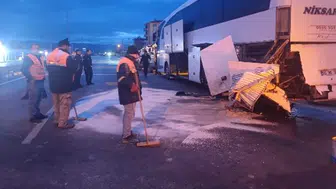 Yolcu otobüsüne çarpan hafif ticari aracın sürücüsü ağır yaralandı
