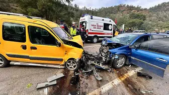 Otomobil, hafif ticari araçla çarpıştı