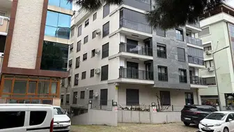 Polis gibi giyinen şüpheli, sokakta tartıştığı kişiyi tabancayla vurdu