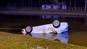 Otomobil, takla atıp su kanalına düştü