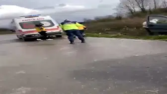 İki araç kafa kafaya çarpıştı: 1 ölü, 4 yaralı