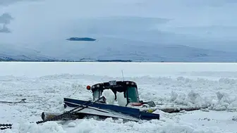 Buz tutan gölün altında kalan traktör, yoğun çalışmalar sonucu kurtarıldı!