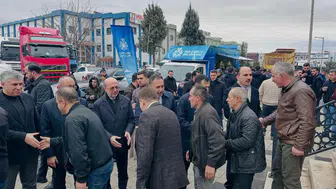 Konya protokolü Cuma namazı sonrası vatandaşlarla bir araya geldi