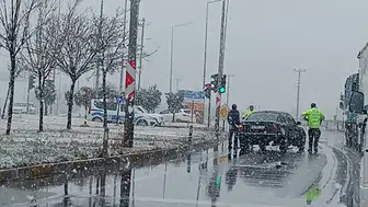 Kırmızı ışıkta bekleyen araca arkadan çarptı!
