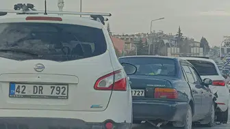 Konya Organize Sanayi üat geçidinde 4 araç birbirine girdi! Trafik kilitlendi!