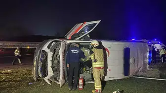 Otomobille çarpışan ambulans devrildi