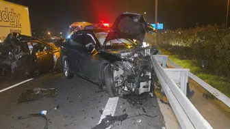 Seyir halindeyken aniden arızalanan otomobile kamyon çarptı: 1 yaralı