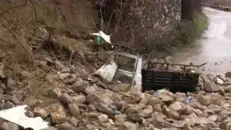 Üzerine istinat duvarı çöken kamyonetinde hayatını kaybetti