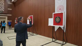 Konya’da dartta il birinciliği heyecanı: İl Müdürü gençlerin heyecanına ortak oldu