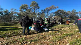 Kaçak göçmenleri 'dağın arkası İstanbul' diyerek, araziye bırakmışlar