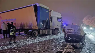 Tır ile çarpışan araçtaki 4 kişi hayatını kaybetti