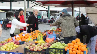 Konya ilçesinde pazar kuruldu, vatandaş akın etti!