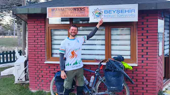 Pedallarla kıtalar aşıyor: Fransalı sporcu Beyşehir'de mola verdi