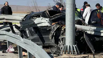 Karaman'da otomobilin bariyere çarptığı kazada 2 kişi öldü, 1 çocuk yaralandı