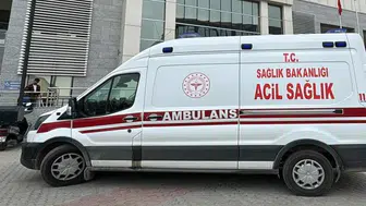 Yakıt tankeriyle çarpışan kamyonetteki 2 kişi yaralandı