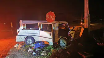 Kamyon ile minibüs çarpıştı: 2 yaralı