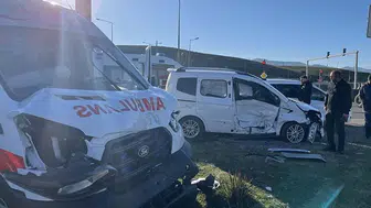 Ambulans ile hasta yakınının kullandığı hafif ticari araç çarpıştı