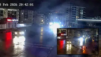 Kurye ile hafif ticari aracın çarpıştığı kaza kamerada; 1 yaralı