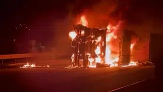 Devrilen tır, alev alev yandı