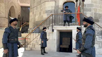 Selçuklu sultanlarının türbesinde saygı nöbeti