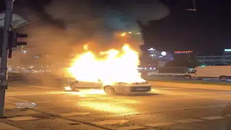 Seyir halindeki hafif ticari araç alev alev yandı