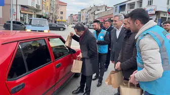 AK Parti Vekili ezana dakikalar kala sokakta iftarlık dağıttı