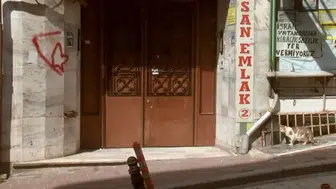 Eşini döverek öldürdü