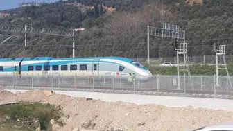 Trenin çarptığı yaya hayatını kaybetti