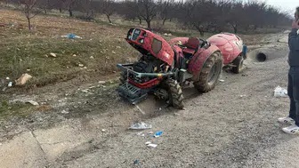 Traktör devrildi: 2 kişi yaralandı