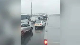 Polis memurlarını taşıyan servis aracı kaza yaptı