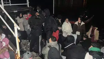 33 kaçak göçmen ile 3 göçmen kaçakçısı yakalandı