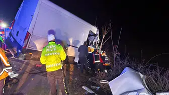 Kamyonet TIR’a arkadan çarptı: 2 ölü, 1 yaralı