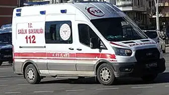 Devrilen kamyonetteki 2 kişi yaralandı