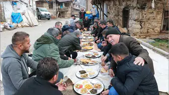Konya ilçesinde asırlık bayram geleneği: Yemek tepsileri meydana götürülüyor!
