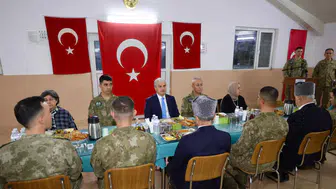Vali İbrahim Akın, Mehmetçikler ve şehit aileleriyle iftarda buluştu