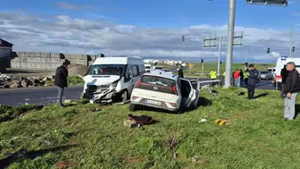 Öğrenci servisi ile otomobil çarpıştı