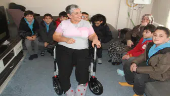 "İyilik timi" engellinin akülü araç hayalini gerçekleştirdi